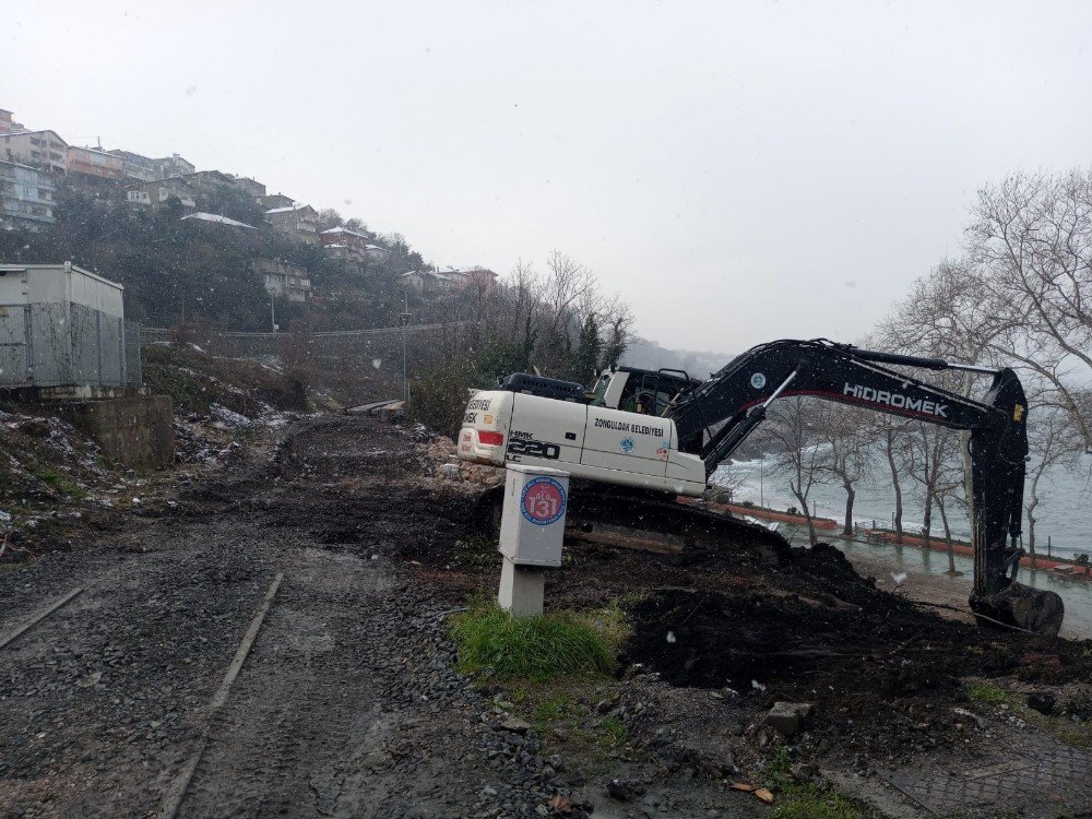 Çöken Tren Yolunda Tamirat Çalışmaları Devam Ediyor
