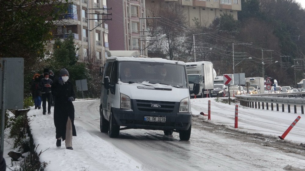 Araçlar Buzda Dans Etti, Kilometrelerce Uzunlukta Kuyruk Oluştu