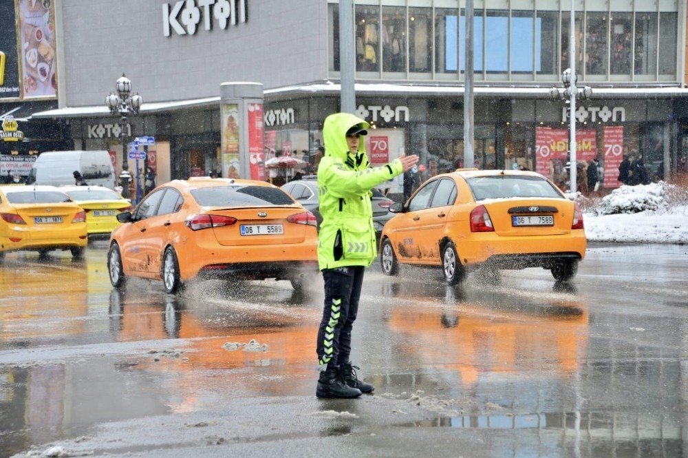 Başkent’te Yolda Kalanın Da, Aracı Bozulanın Da Yardımına Polis Koştu