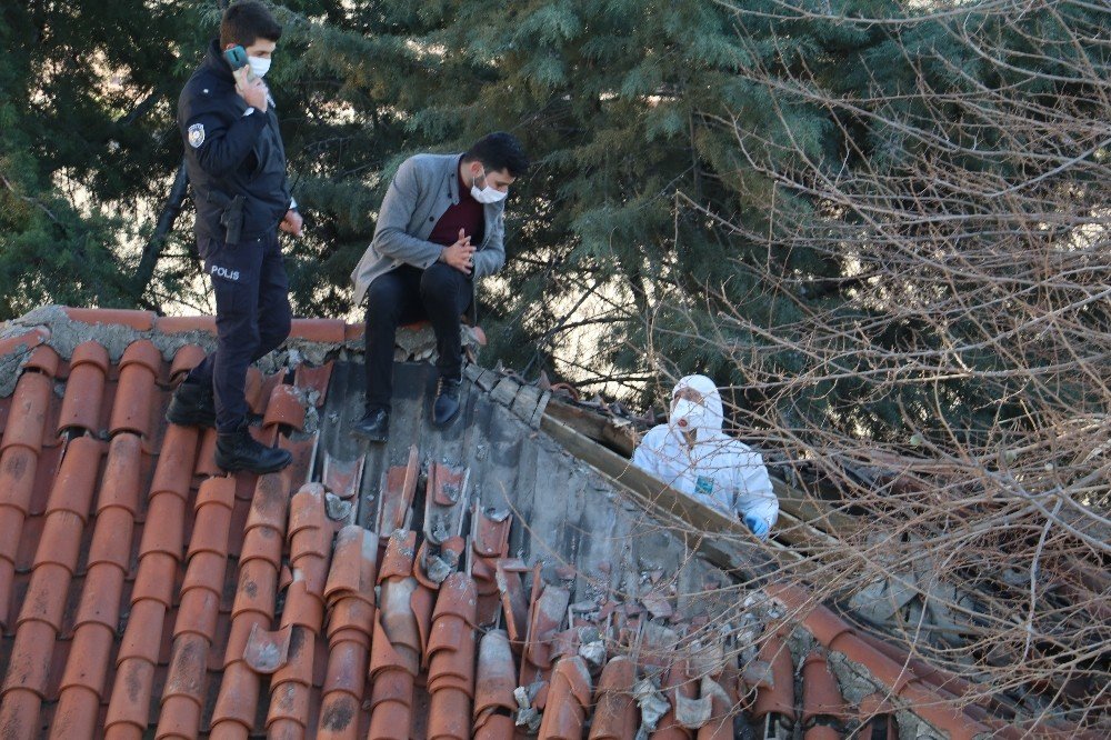 Tavan Arasındaki Cesede Polis Kazma Ve Balyozla Ulaştı