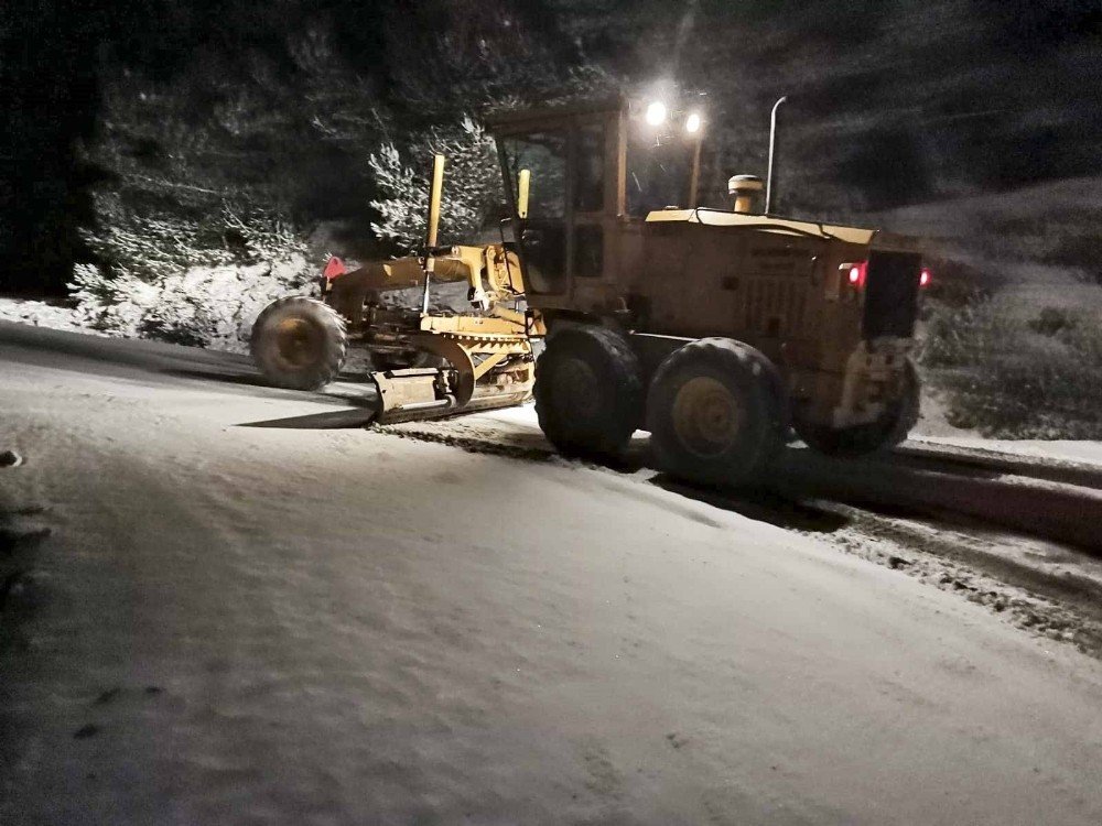 Aydın’da Ekipler Karla Kapanan Yolları Açtı