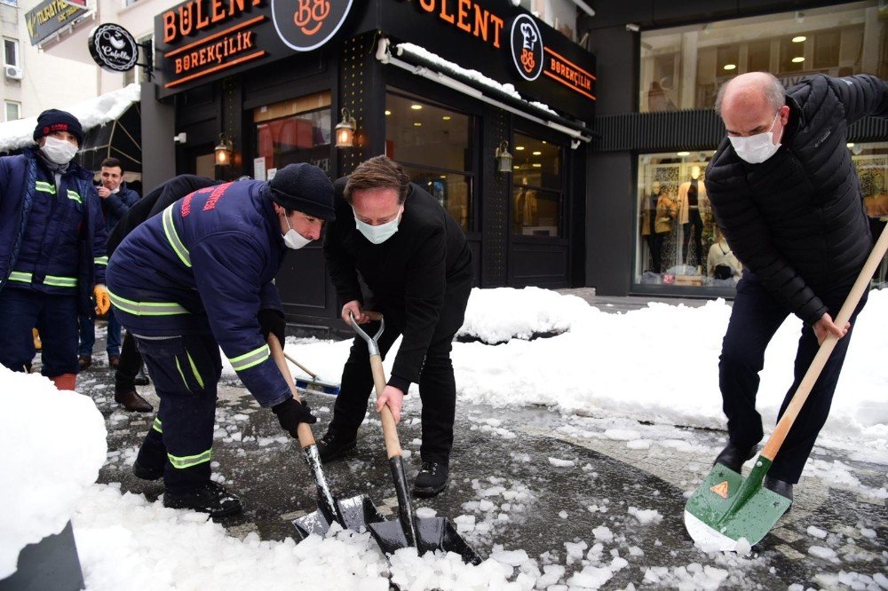 Karesi’de Başkanlar İşçilerle Birlikte Kar Küredi