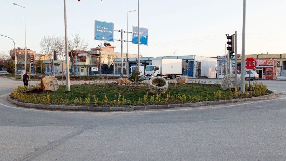 Besni Belediyesi Refüj Çalışmalarına Devam Ediyor