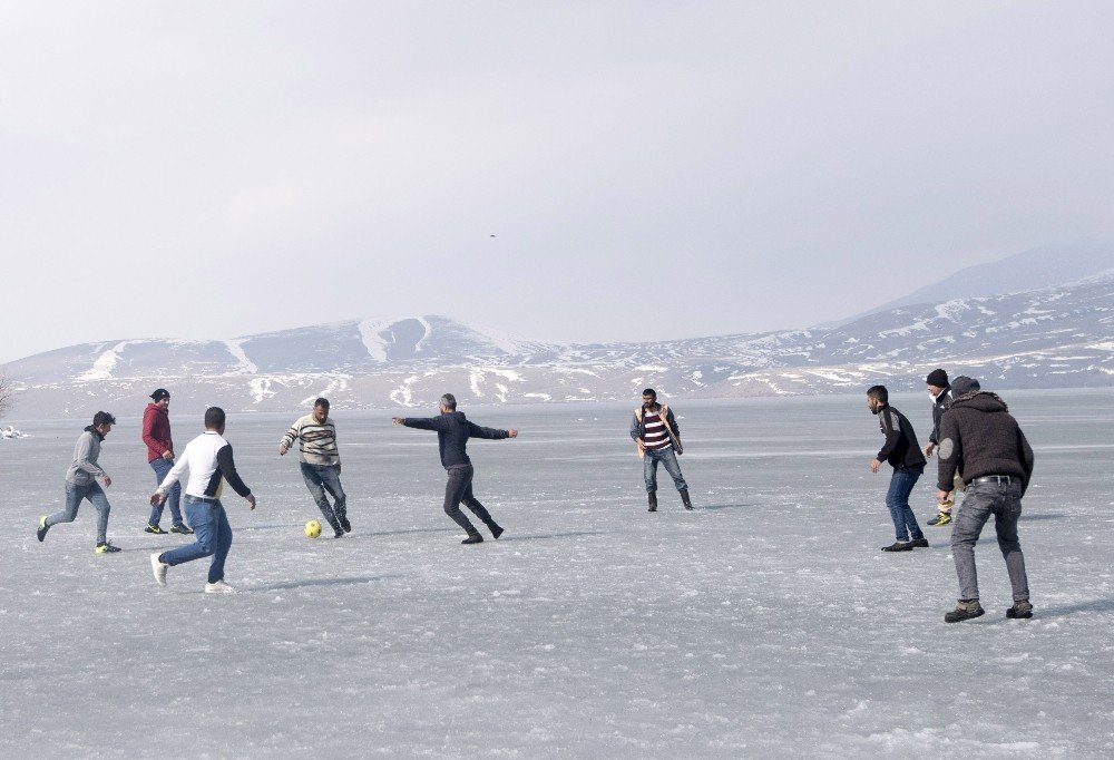 Donan Göl Üzerinde Futbol Keyfi