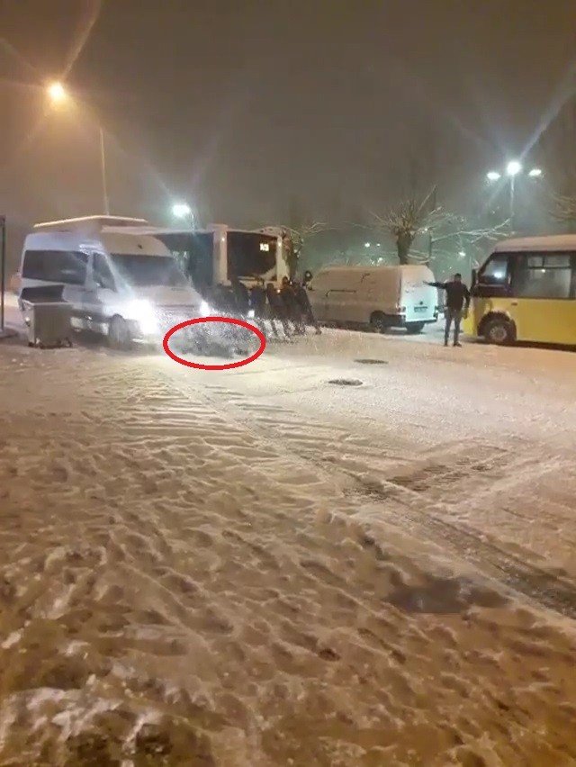 Buzlu Yolda Kayan Minibüsün Altında Kalmaktan Son Anda Kurtuldu...o Anlar Kamerada