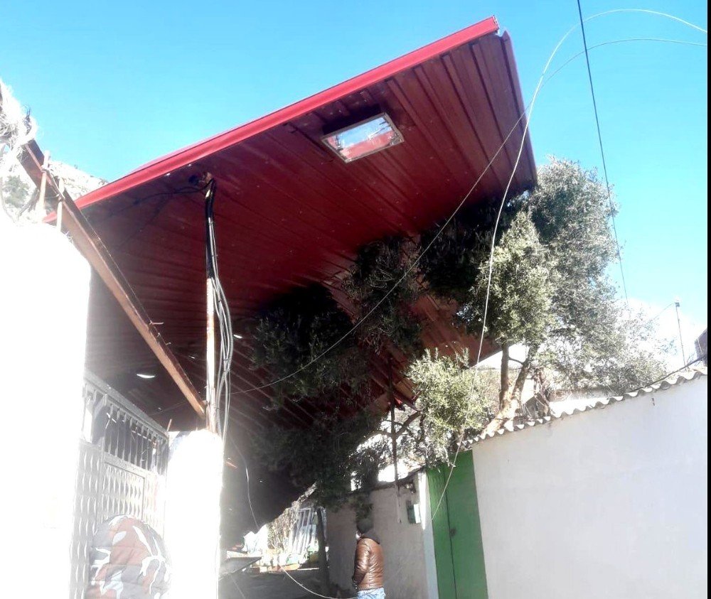 Söke’de Fırtına Evin Çatısını Uçurdu