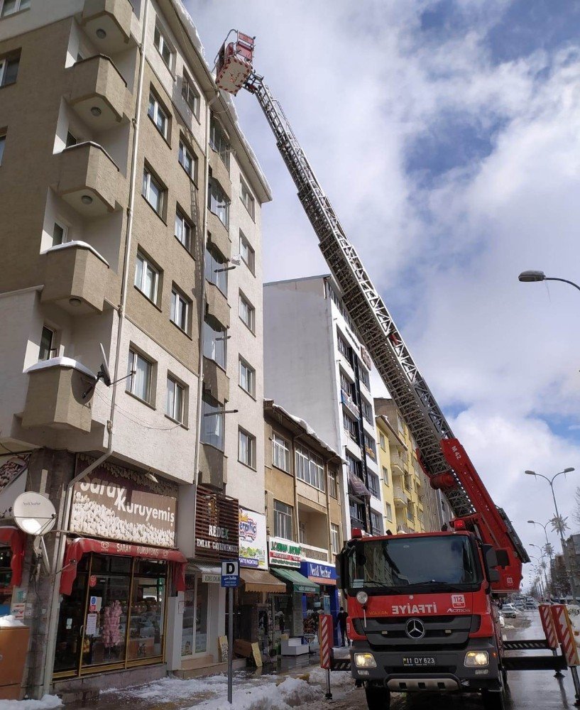 Çatılardan Sarkan Kar Ve Buz Kütlelerini Temizledi