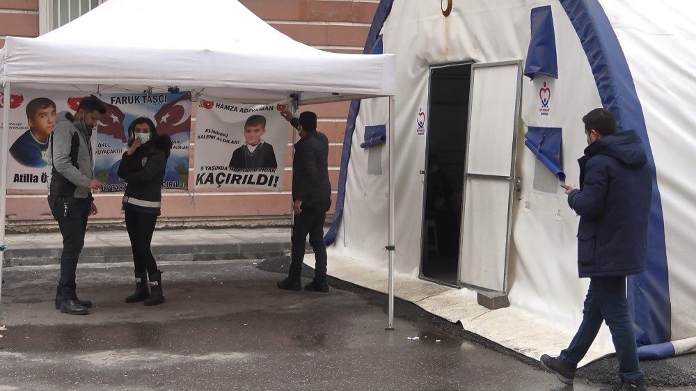 Şehit Cenaze Törenine Katılan Evlat Nöbetindeki Aileler Pkk Ve Hdp’ye Ateş Püskürdü