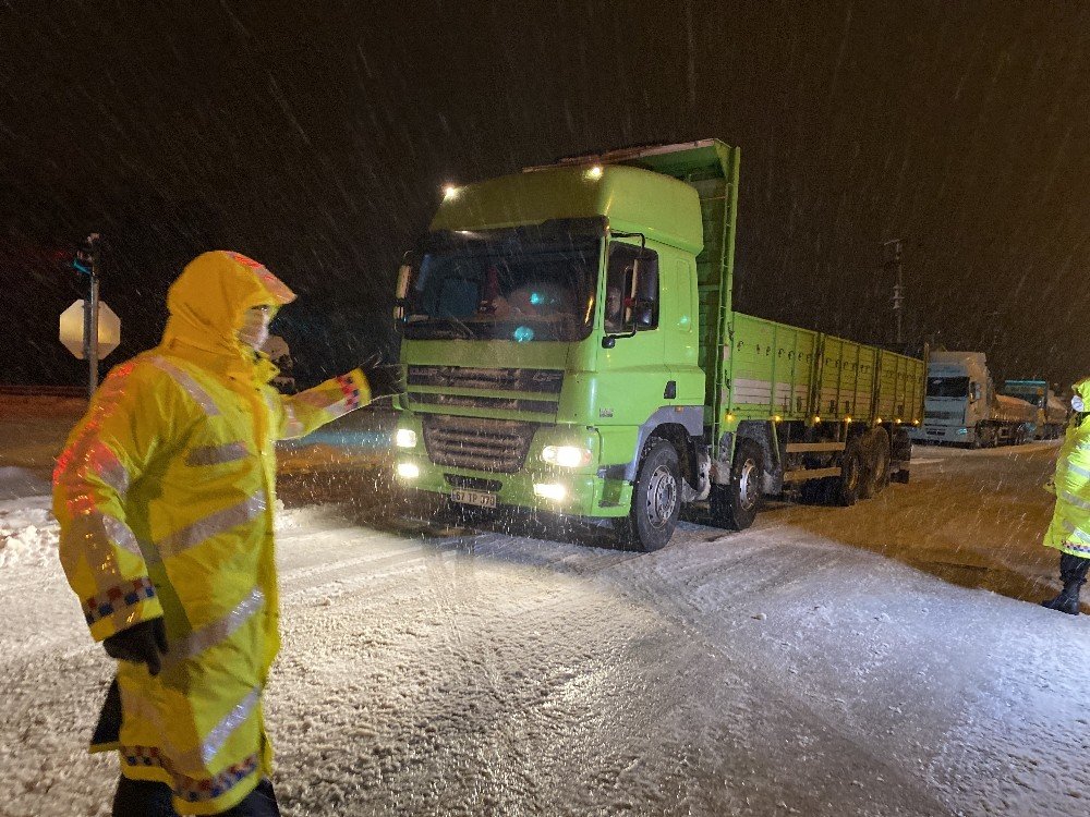 Düzce-zonguldak Yolu Ağır Tonajlı Araçların Geçişine Kapatıldı