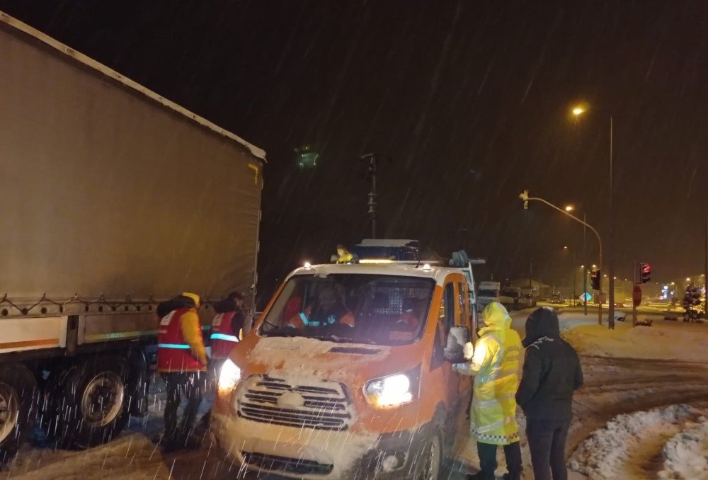 Kızılay’dan Yolda Kalanlara Sıcak İkram