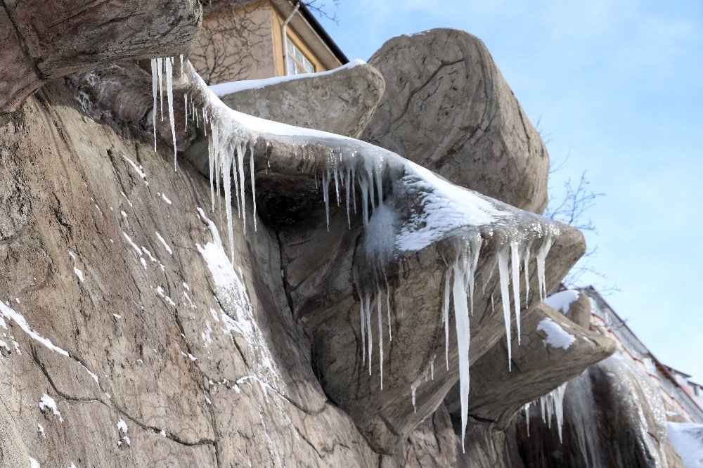 Yozgat’ta Yapay Şelale Buz Tuttu