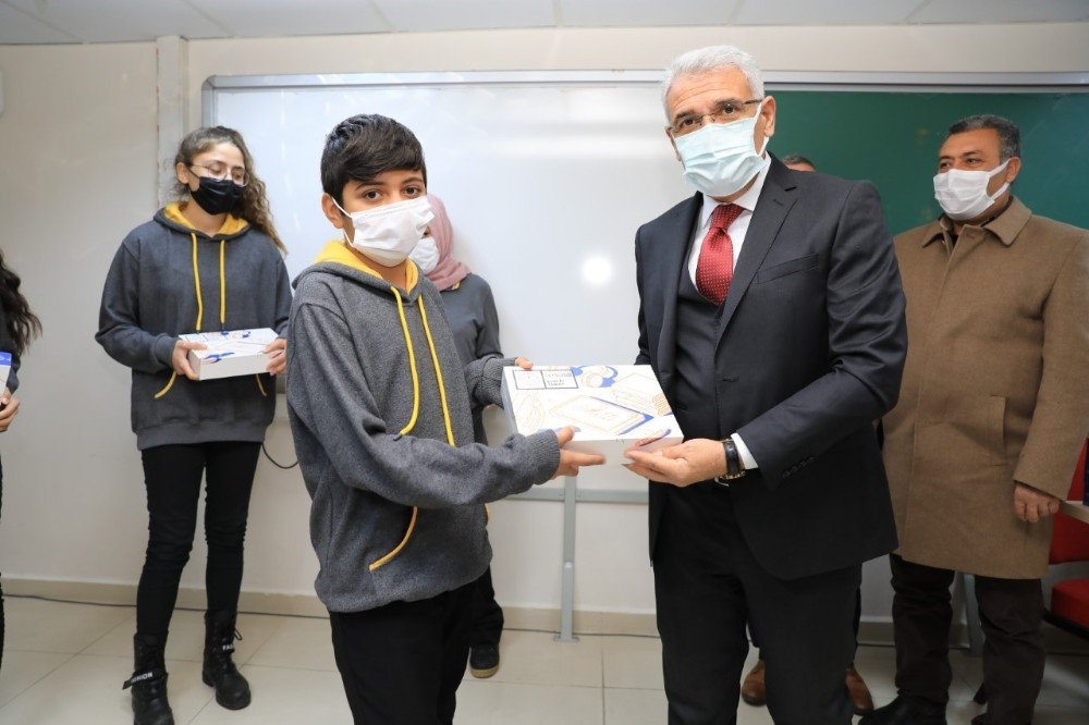 İ̇htiyaç Sahibi Öğrencilere Tablet Dağıtımı Sürüyor