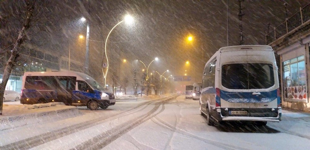 Yüksekova’da Kar Yağışı Etkisini Artırdı