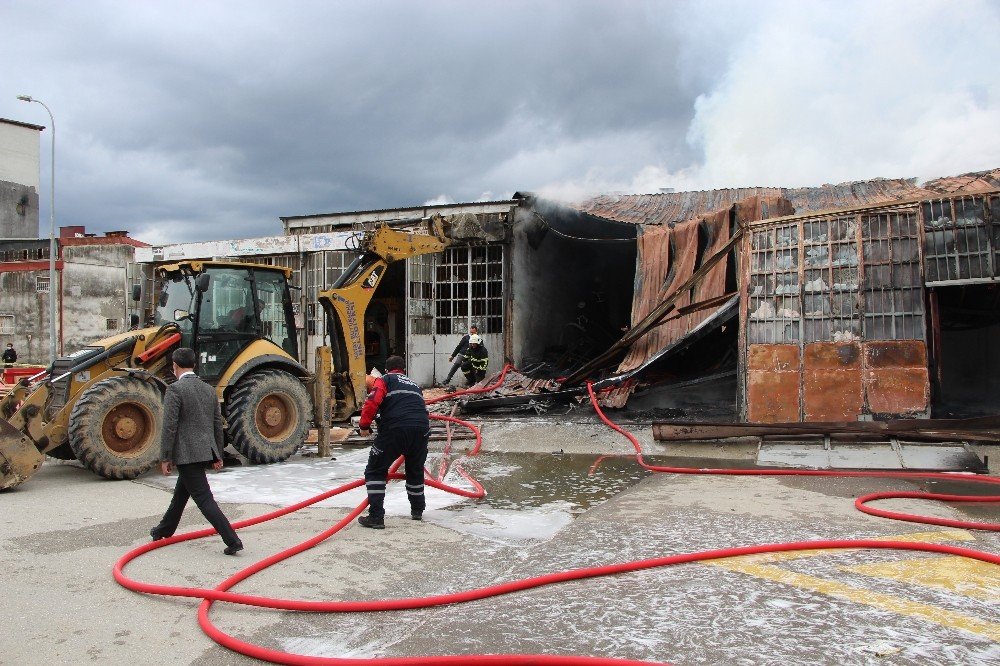Hatay’da Yeni Sanayi Sitesi’nde Çıkan Yangın Korkuttu