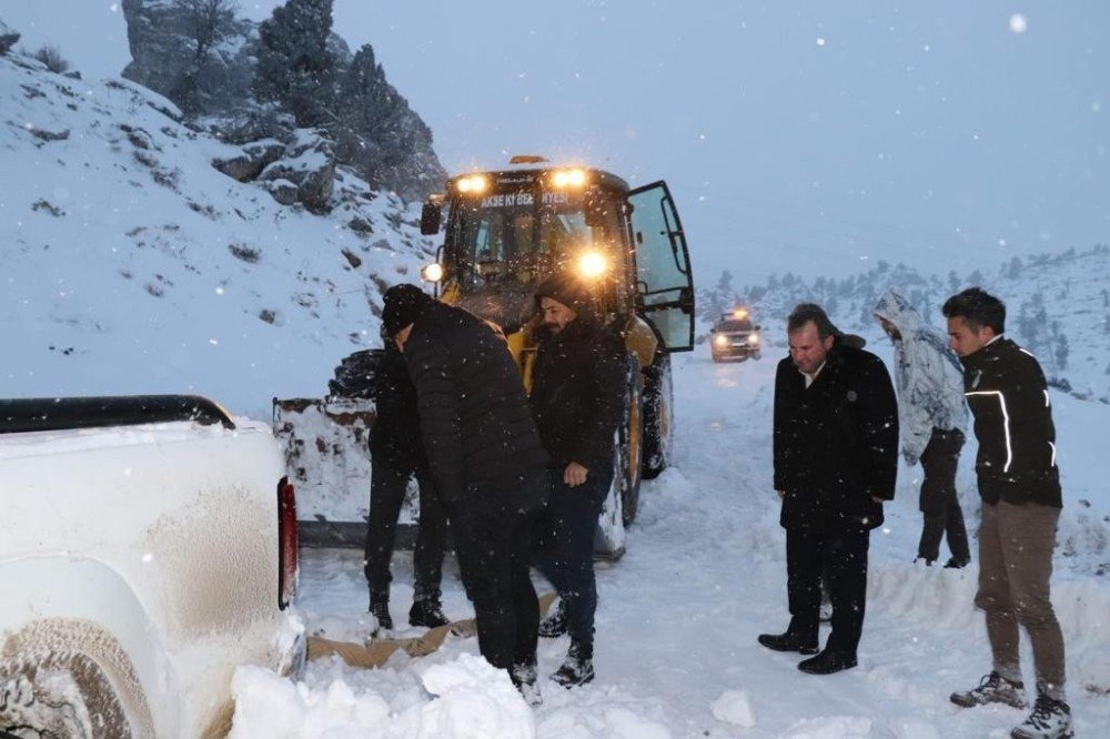 Hayvanları Beslemek İçin Gittikleri Giden Gelmez Dağları’nda Mahsur Kaldılar