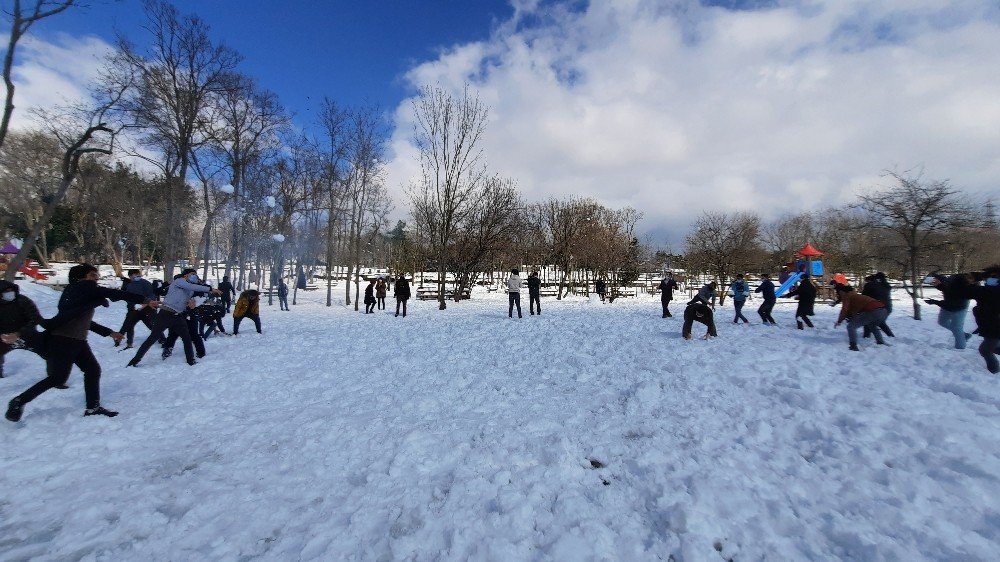 İ̇lk Kez Kar Gören Afrikalılar Gönüllerince Eğlendi, Kar Üstünde Sucuk Ekmek Keyfi Yaptı