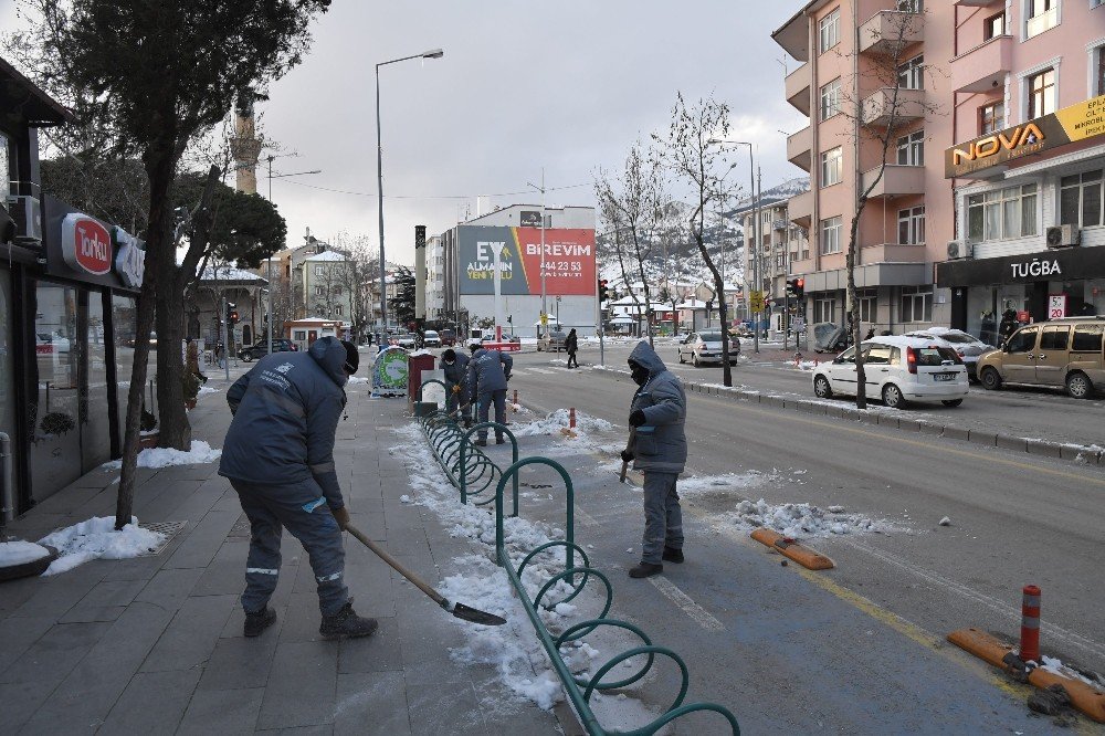 Isparta’da Yollarda Don Olayına Karşın Tuzlama Ve Solüsyon Çalışmaları Yapıldı