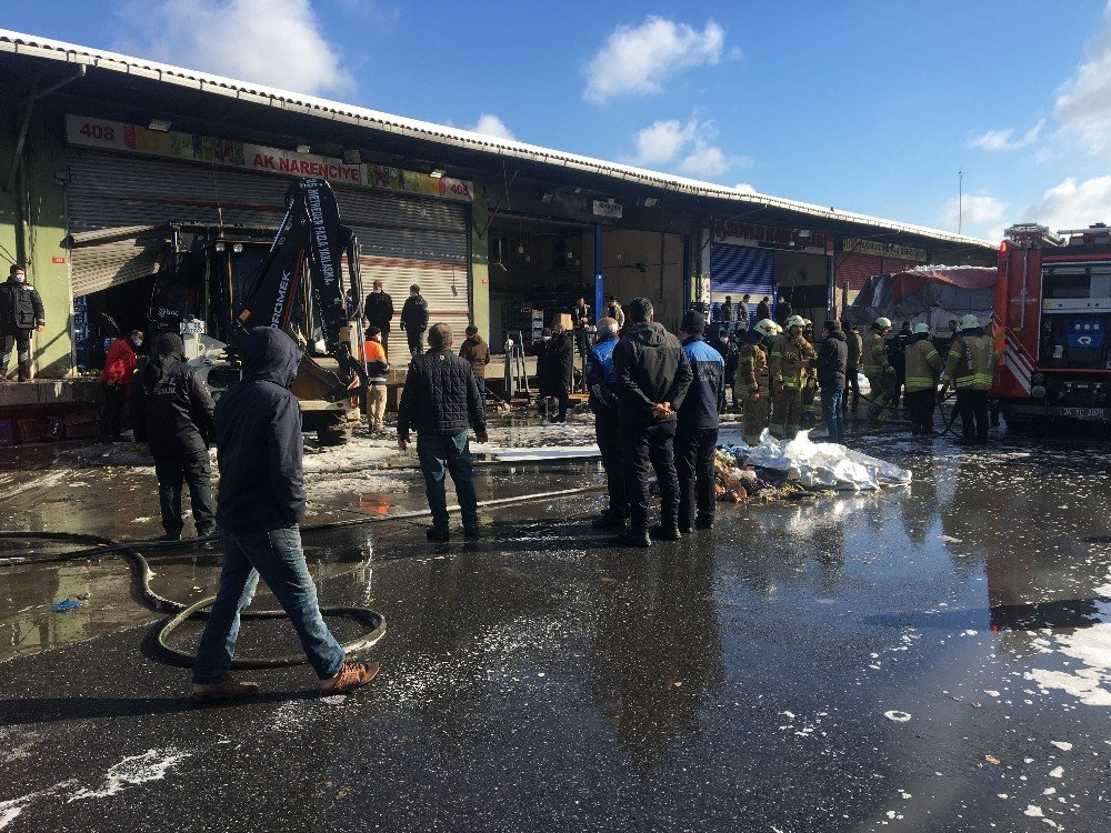 Sebze Ve Meyve Hali’nde Çıkan Yangında Mahsur Kalan 2 İşçi Kurtarıldı