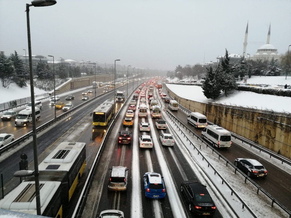İ̇stanbul’da Etkili Olan Kar Yağışı Sonrası 15 Temmuz Şehitler Köprüsü’nde Trafik Yoğunluğu
