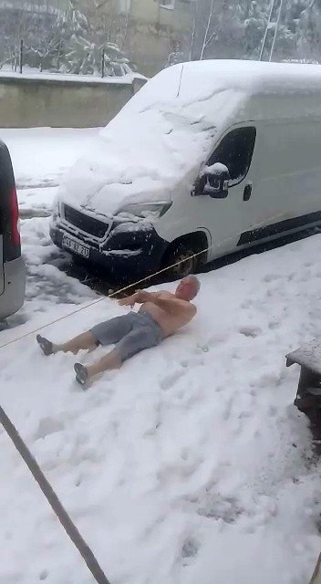 Soğuğa Aldırış Etmediler, Soyunup Karın İçine Atladılar