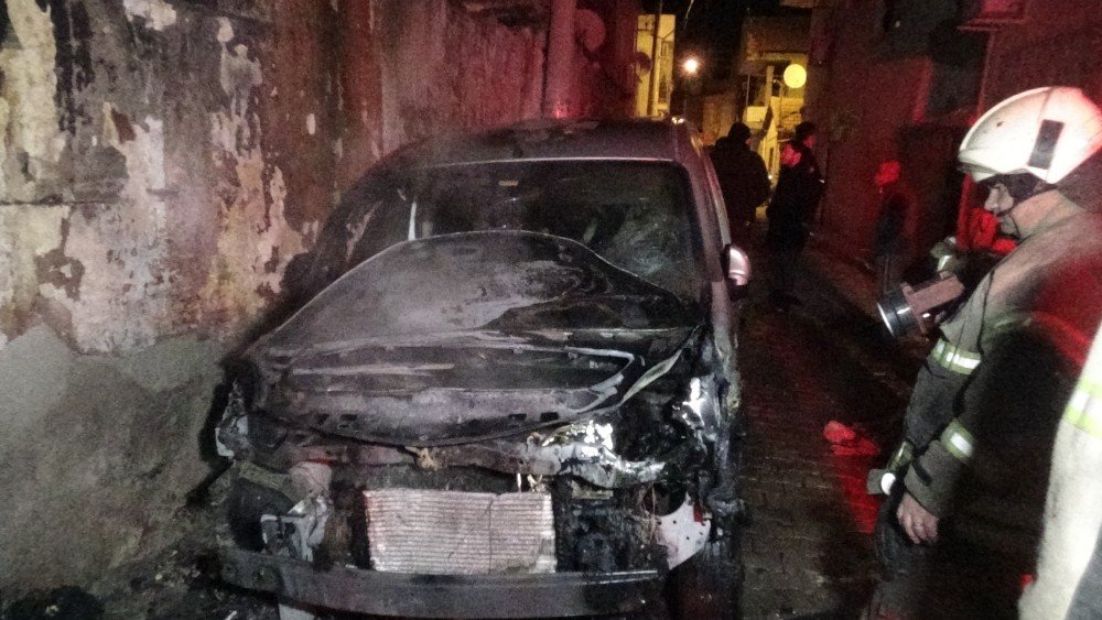 İ̇zmir’de Yangın Paniği: 2 Otomobil Ve 1 İş Yeri Yandı