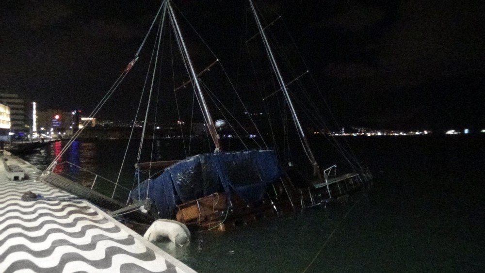 İ̇zmir’de Fırtına Nedeniyle, Tekne Yan Yattı