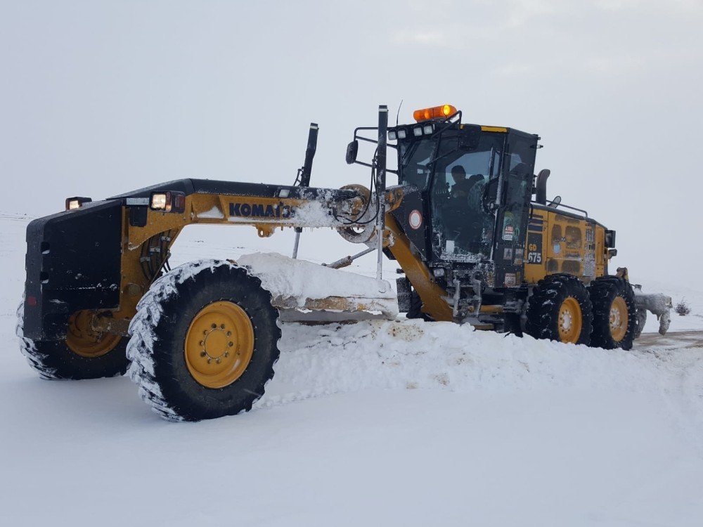 Kar Ve Tipi Kırşehir’de 30 Köy Yolunu Kapattı