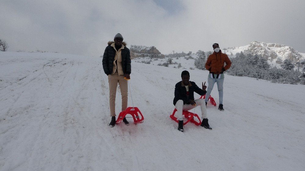 İ̇lk Defa Kayak Merkezine Giden Afrikalı Öğrenciler Karın Keyfini Doyasıya Yaşadı