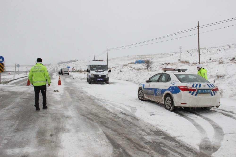 Kar Yağışı Etkili Oluyor, Zincirsiz Araç Bırakılmıyor