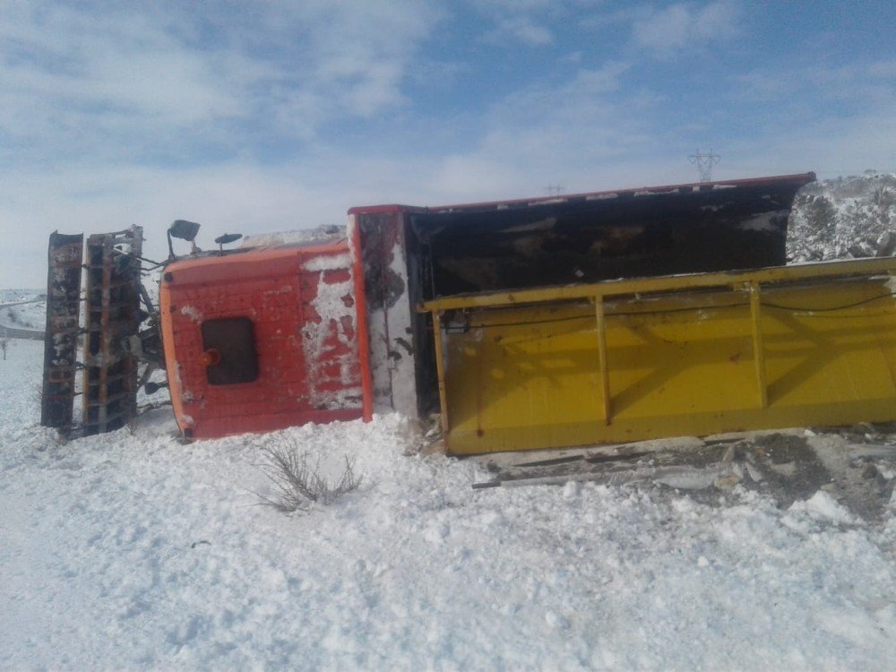 Kar Küreme Aracı Yan Yattı