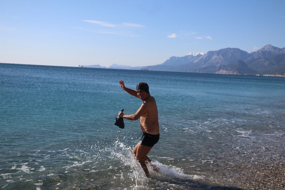 Dün Kar Yağan Antalya’da Bugün Deniz Keyfi