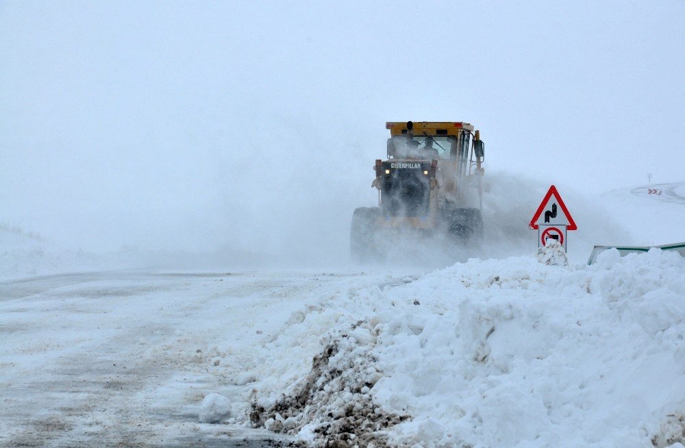 Kars Çıldır Yolunda Tipi Geçit Vermiyor