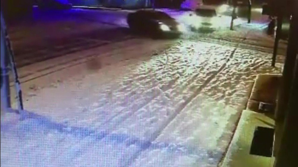 Otomobile Çarpmamak İçin Manevra Yaptı Dükkana Girdi