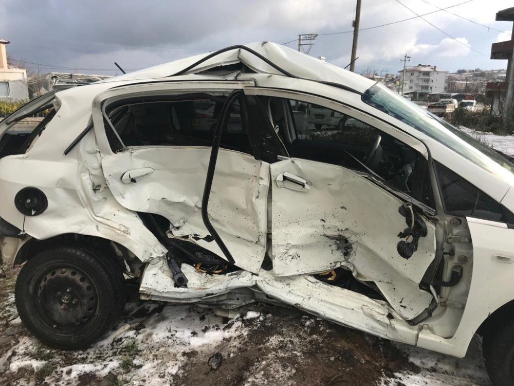 Çınarcık’ta Trafik Kazası: 2 Yaralı