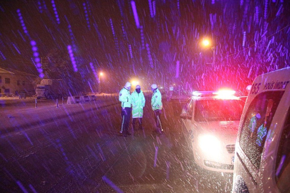 Karlı Yolda Sürücülere İkram