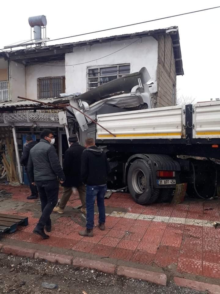 Malatya’da Yoldan Çıkan Tır İş Yerine Girdi: 4 Yaralı