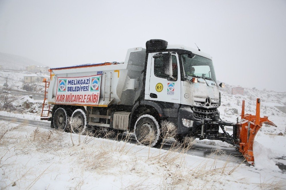 Melikgazi’de Karla Mücadele Ekipleri Aralıksız Çalışıyor