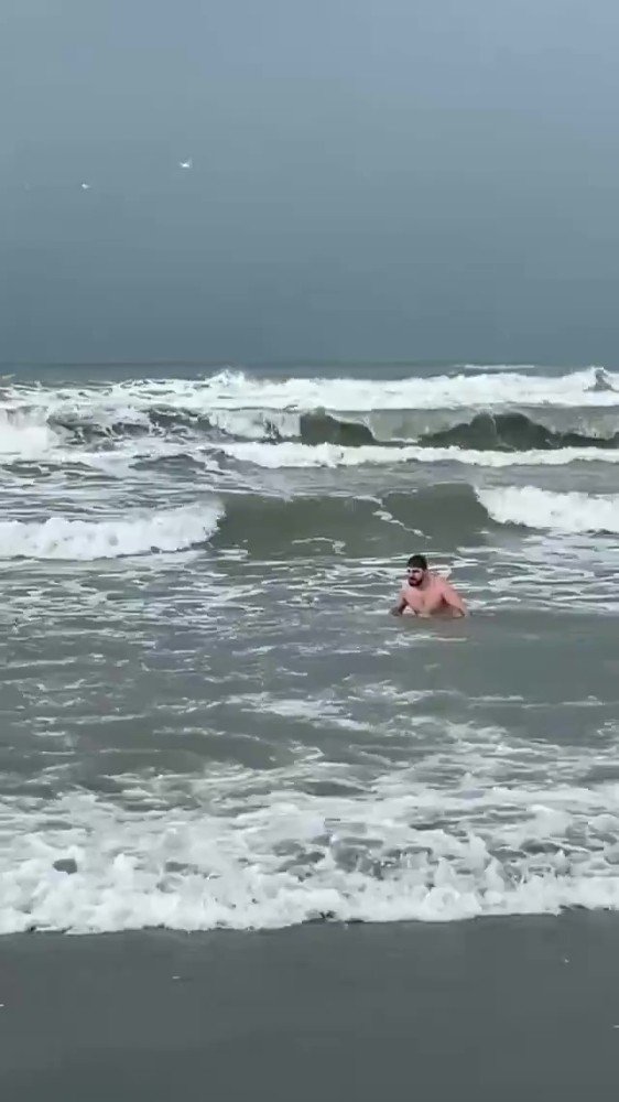 Samsun’da Arkadaşlarıyla İnatlaştı, Kış Ortasında Denize Girdi