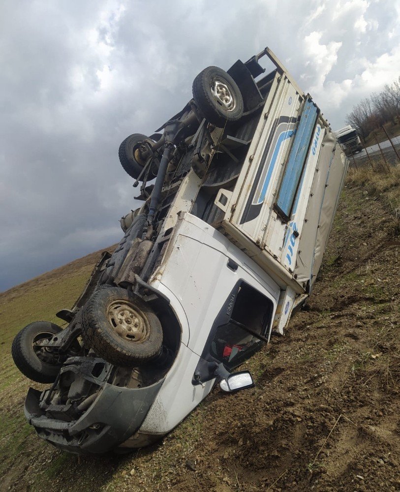 Kaygan Yolda Sürücüsünün Direksiyon Hakimiyetini Kaybettiği Kamyonet Takla Attı