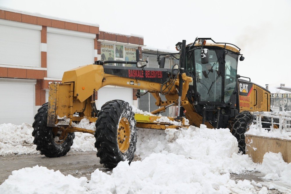 Başkale Kara Gömüldü