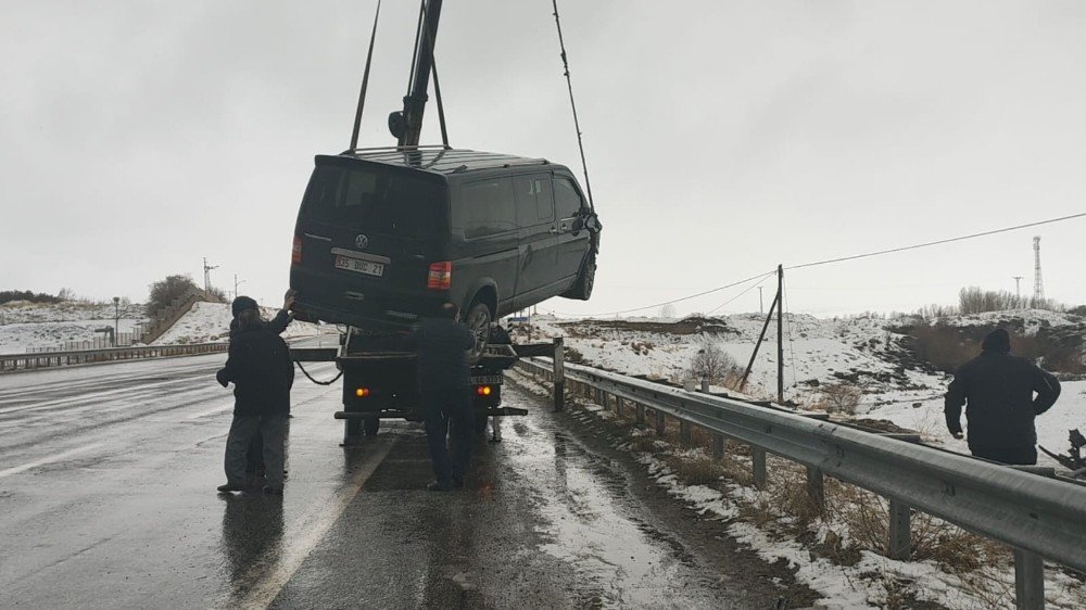 Islak Zeminde Kayan Araç Bariyerlere Rağmen Yoldan Çıktı