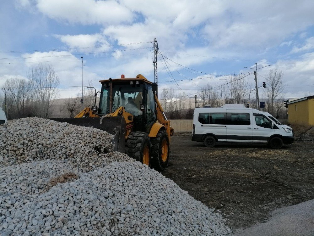Gürpınar Belediyesi İlçeye Yeni Bir Minibüs Durağı Kazandırıyor
