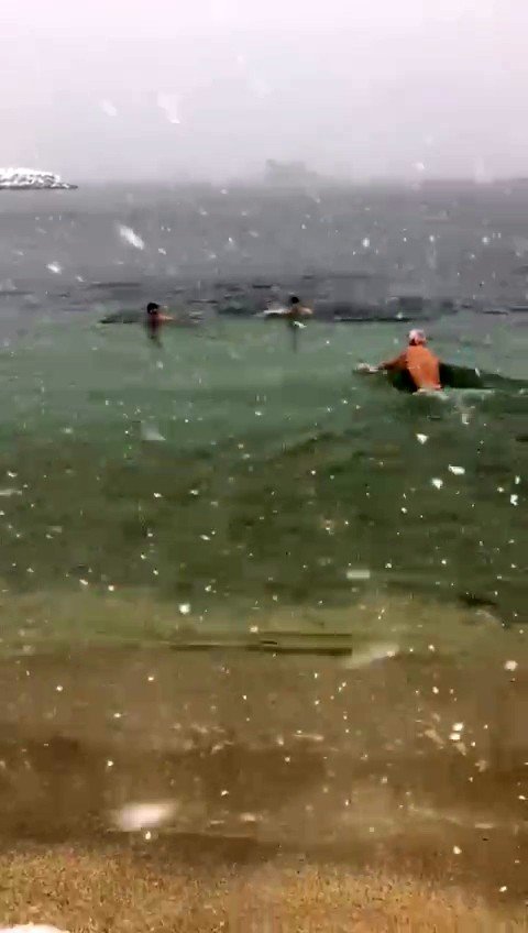 Yeşilköy Plajında Lapa Lapa Yağan Karın Altında Denize Girdiler