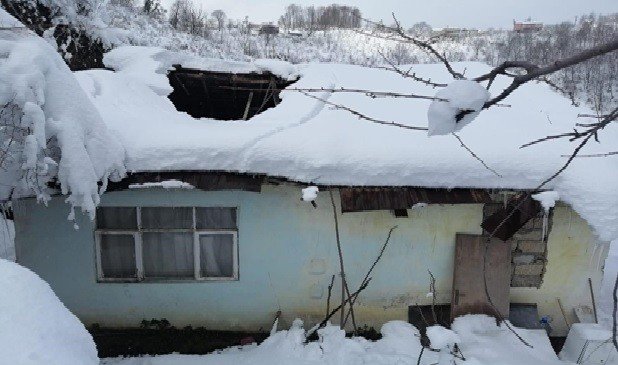 Evinin Çatısı Çöken 3 Kişi Jandarma Ekiplerince İlçeye Getirildi