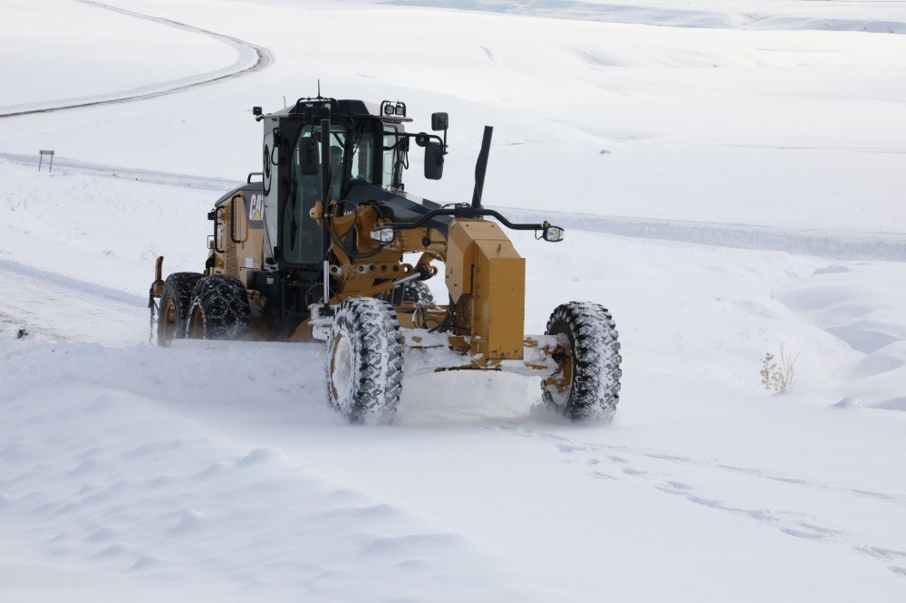 Ağrı’da 174 Köy Yolu Ulaşıma Kapandı