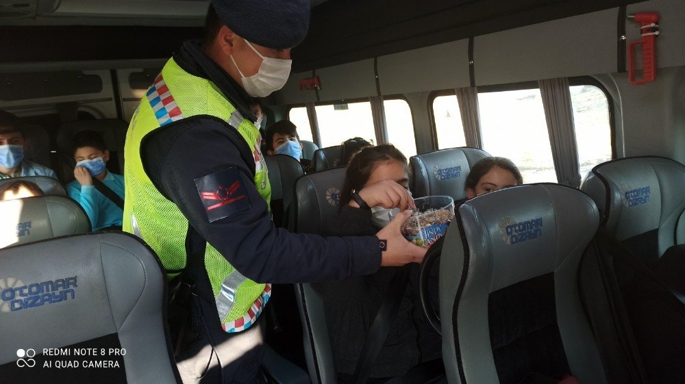 Jandarma Ekipleri Öğrenci Servislerini Denetleyip Öğrencileri Ziyaret Etti