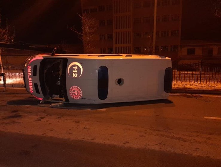 Hasta Nakli Yapan Ambulans, Buzlu Yolda Yan Yattı