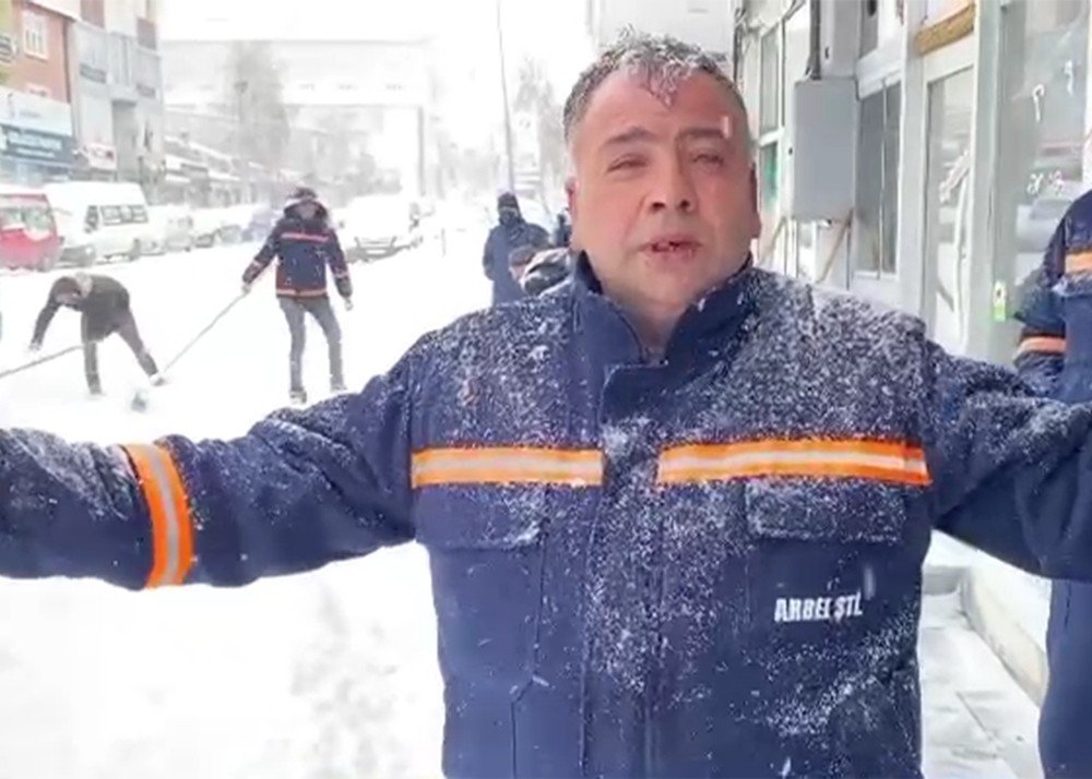 Temizlik İşçisi Hem Söyledi Hem Temizledi