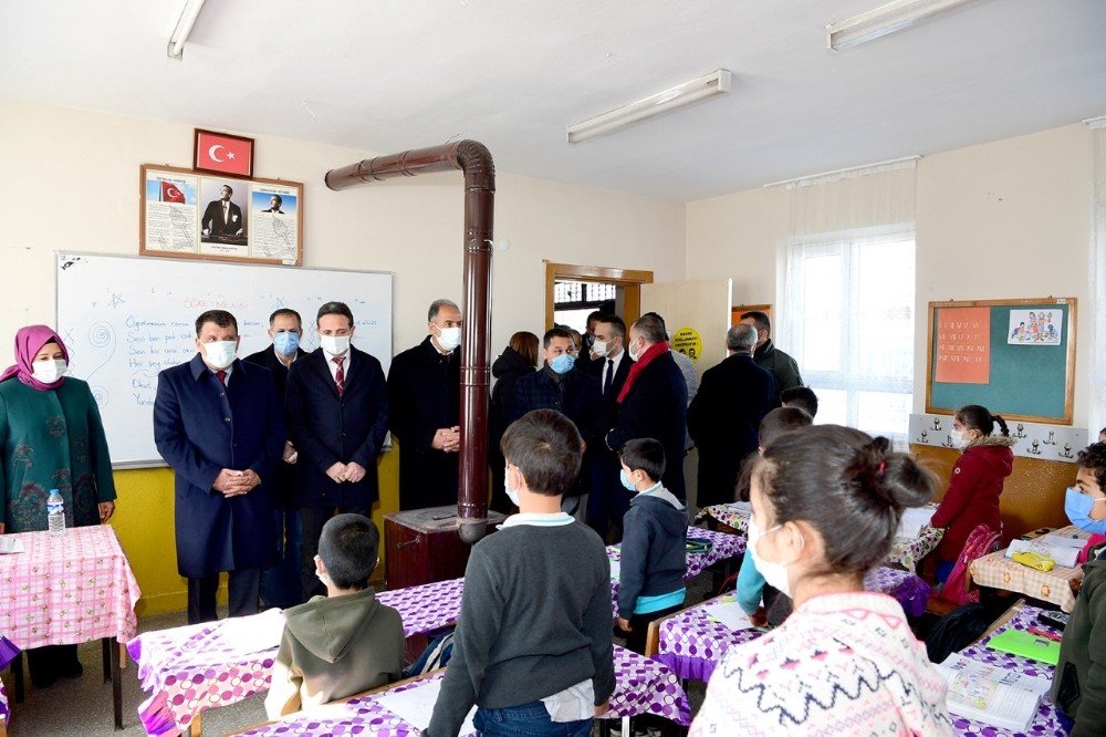 Gürkan’den Yüz Yüze Eğitime Başlayan Öğrencilere Sürpriz
