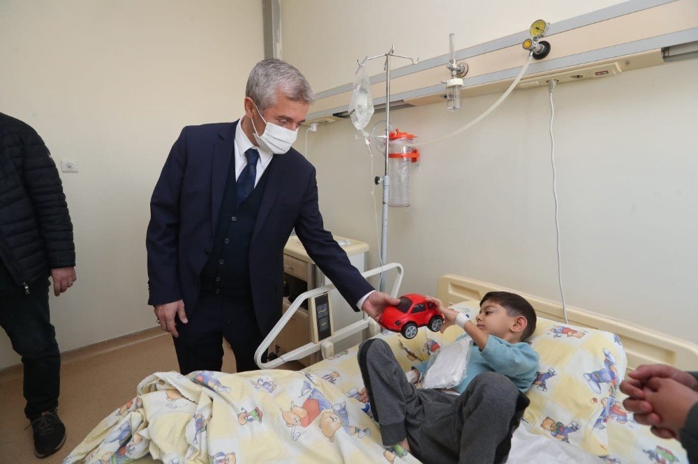 Tahmazoğlu Minik Hastaları Yalnız Bırakmıyor